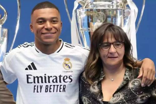 Fayza Lamari, mama lui Kylian Mbappe, alături de atacantul lui Real Madrid / Foto: Imago