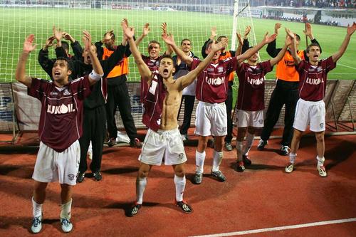 Cristian Ionescu (fără tricou), după meciul Rapid - Dinamo 2-1, disputat pe 24 octombrie 2004 FOTO: GSP