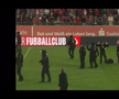 Haos la derby-ul din Germania » Ultrașii i-au atacat pe fotbaliști, poliția a intervenit și a urmat o bătaie generală