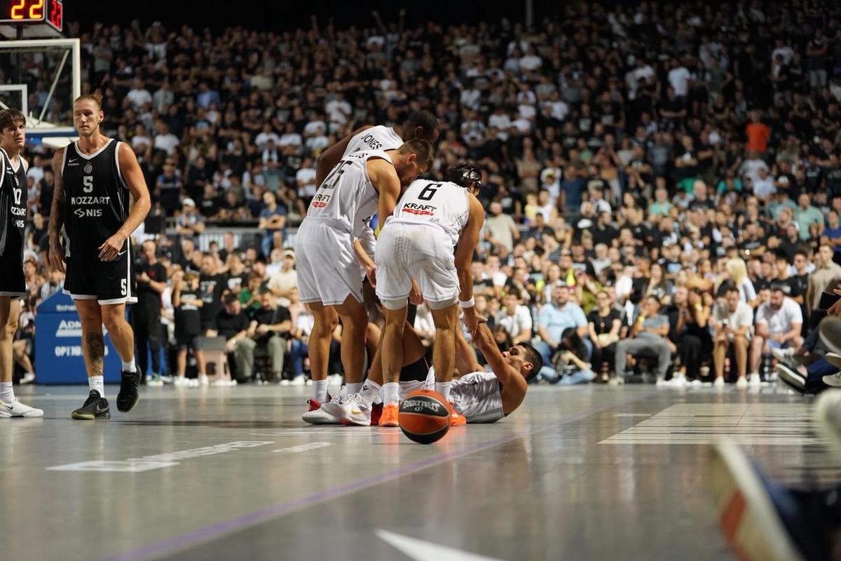 Fanii lui Partizan Belgrad nu se dezmint: torțe și atmosferă incredibilă în timpul unui meci disputat în aer liber, pe Stadionul Tasmajdan