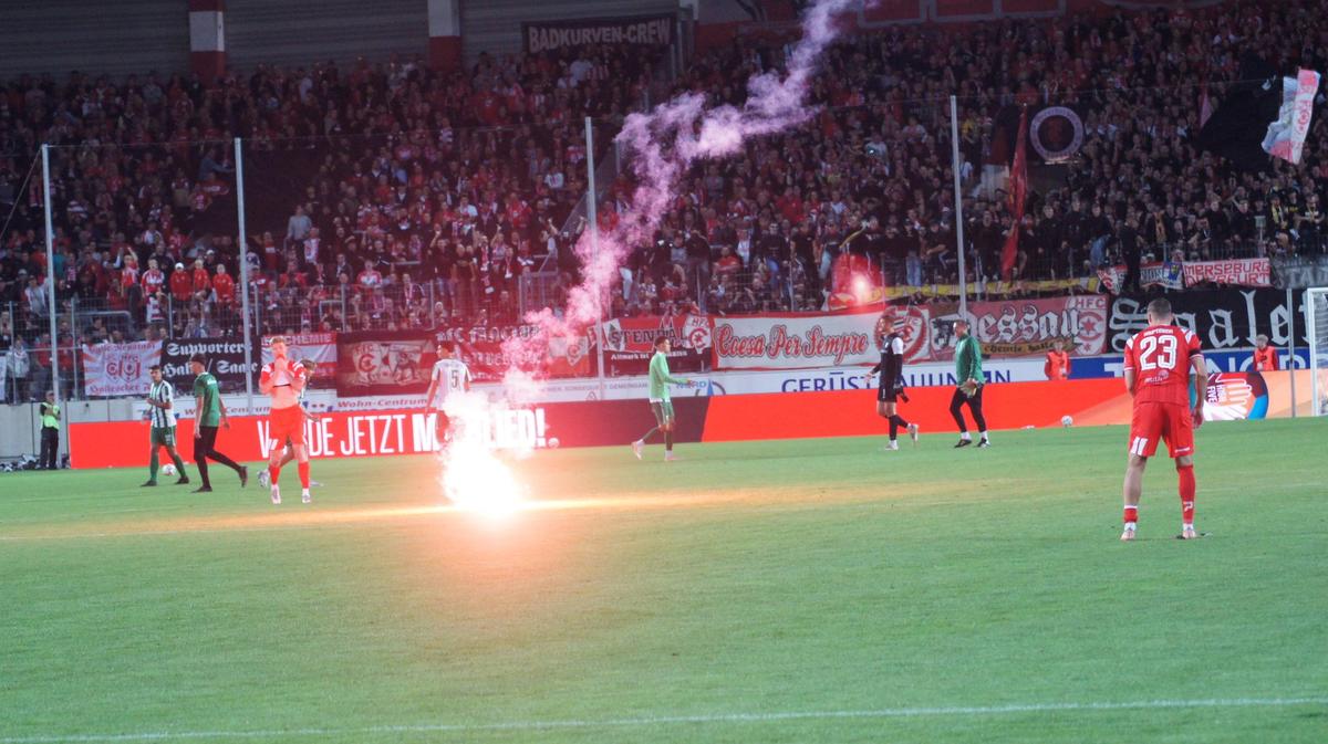 Haos la derby-ul din Germania » Ultrașii i-au atacat pe fotbaliști, poliția a intervenit și a urmat o bătaie generală