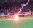 Haos la derby-ul din Germania » Ultrașii i-au atacat pe fotbaliști, poliția a intervenit și a urmat o bătaie generală