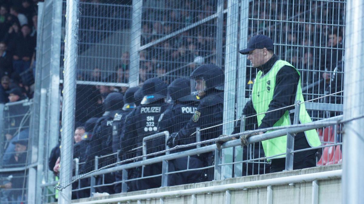 Haos la derby-ul din Germania » Ultrașii i-au atacat pe fotbaliști, poliția a intervenit și a urmat o bătaie generală