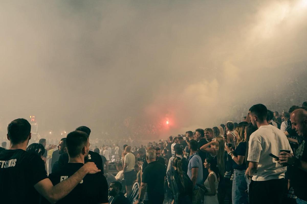 Fanii lui Partizan Belgrad nu se dezmint: torțe și atmosferă incredibilă în timpul unui meci disputat în aer liber, pe Stadionul Tasmajdan