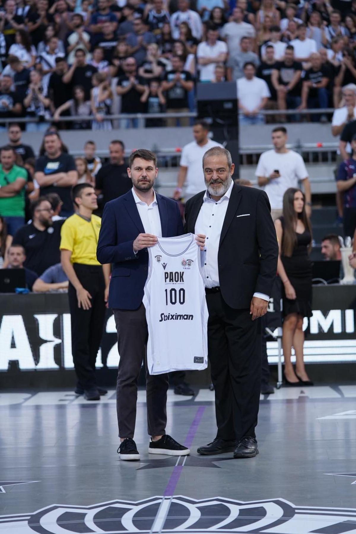 Fanii lui Partizan Belgrad nu se dezmint: torțe și atmosferă incredibilă în timpul unui meci disputat în aer liber, pe Stadionul Tasmajdan