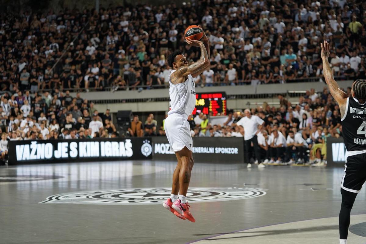 Fanii lui Partizan Belgrad nu se dezmint: torțe și atmosferă incredibilă în timpul unui meci disputat în aer liber, pe Stadionul Tasmajdan