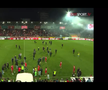 Haos la derby-ul din Germania » Ultrașii i-au atacat pe fotbaliști, poliția a intervenit și a urmat o bătaie generală