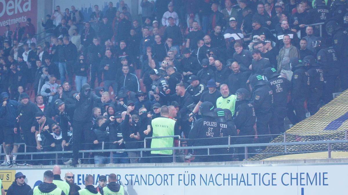 Haos la derby-ul din Germania » Ultrașii i-au atacat pe fotbaliști, poliția a intervenit și a urmat o bătaie generală