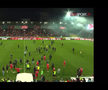 Haos la derby-ul din Germania » Ultrașii i-au atacat pe fotbaliști, poliția a intervenit și a urmat o bătaie generală