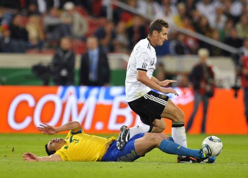 Duel între Lucio și Miroslav Klose în meciul Germania - Brazilia din august 2011 / Foto: Imago