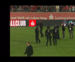 Haos la derby-ul din Germania » Ultrașii i-au atacat pe fotbaliști, poliția a intervenit și a urmat o bătaie generală