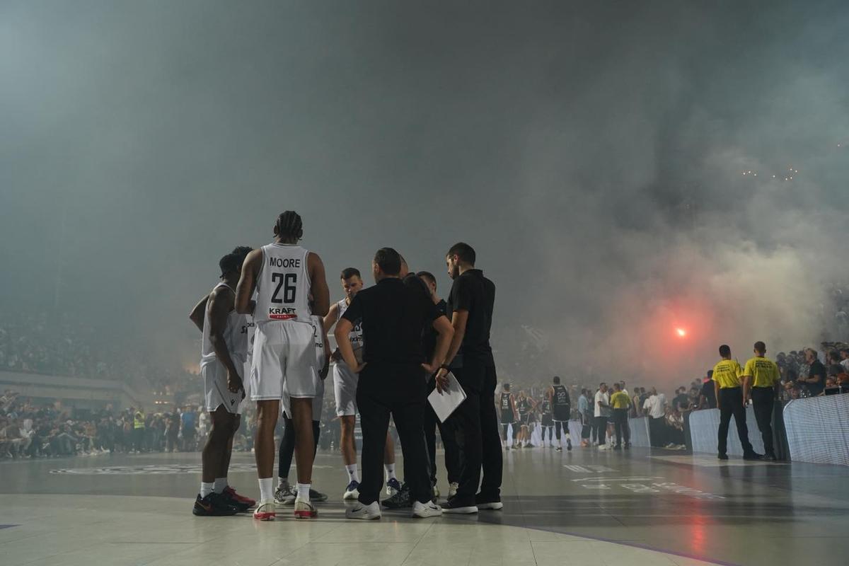 Fanii lui Partizan Belgrad nu se dezmint: torțe și atmosferă incredibilă în timpul unui meci disputat în aer liber, pe Stadionul Tasmajdan