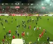 Haos la derby-ul din Germania » Ultrașii i-au atacat pe fotbaliști, poliția a intervenit și a urmat o bătaie generală