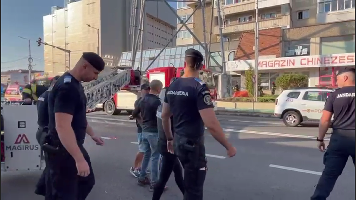 Un bărbat s-a urcat pe stâlpul de iluminat al arenei celor de la Ceahlăul