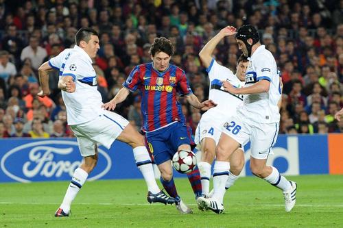 Lucio, Cristi Chivu și Javier Zanetti încearcă să-l blocheze pe Lionel Messi în returul semifinalei Champions League din 28 aprilie 2010, Barcelona - Inter 1-0 / Foto: Imago