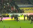Haos la derby-ul din Germania » Ultrașii i-au atacat pe fotbaliști, poliția a intervenit și a urmat o bătaie generală