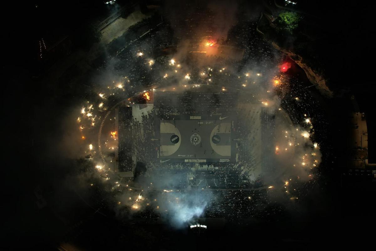 Fanii lui Partizan Belgrad nu se dezmint: torțe și atmosferă incredibilă în timpul unui meci disputat în aer liber, pe Stadionul Tasmajdan