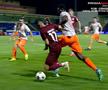 Korenica, lovit peste picior de același Camara în Metaloglobus - CFR / FOTO: Captură @Prima Sport 1