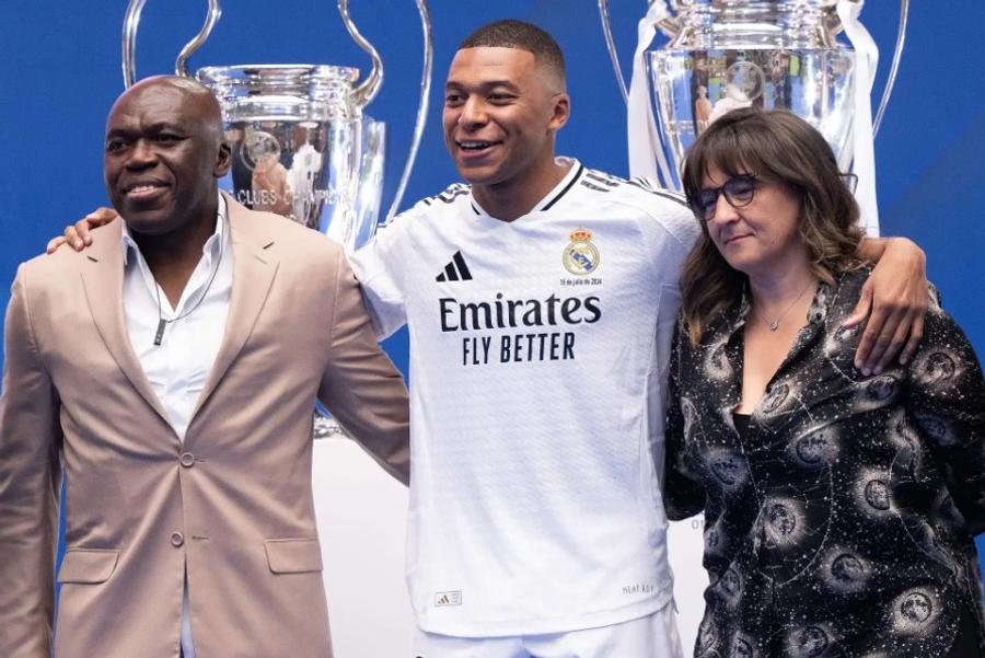 Kylian Mbappe, alături de părinții săi, la prezentarea la Real Madrid din vara lui 2024 / Foto: Imago Mamele celor mai în vogă doi sportivi francezi s-au așezat la aceeași masă și au vorbit despre viața alături de fiii lor: „Am suferit foarte mult din cauza mediatizării excesive”
