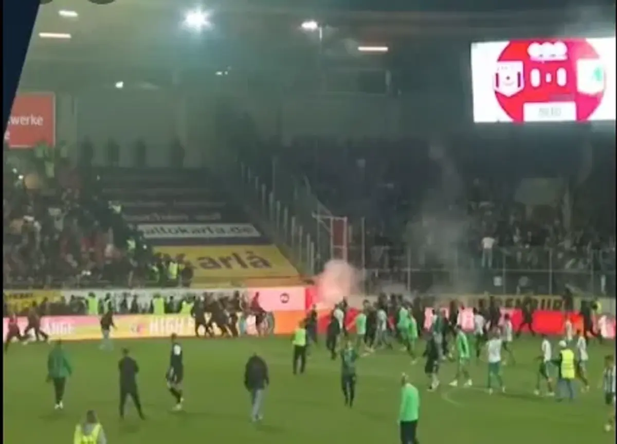 Haos la derby-ul din Germania » Ultrașii i-au atacat pe fotbaliști, poliția a intervenit și a urmat o bătaie generală
