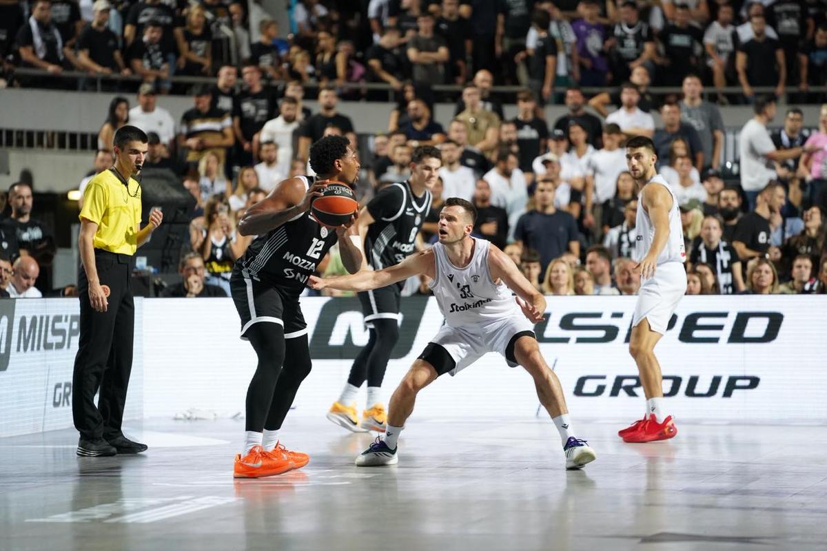 Fanii lui Partizan Belgrad nu se dezmint: torțe și atmosferă incredibilă în timpul unui meci disputat în aer liber, pe Stadionul Tasmajdan