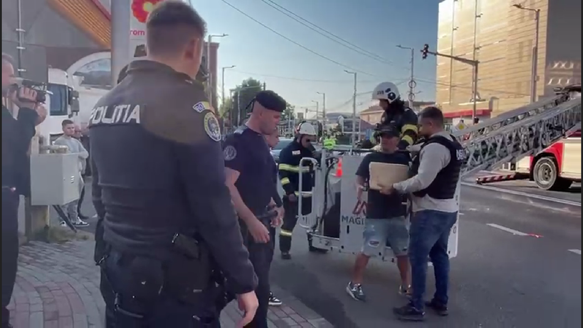 Un bărbat s-a urcat pe stâlpul de iluminat al arenei celor de la Ceahlăul