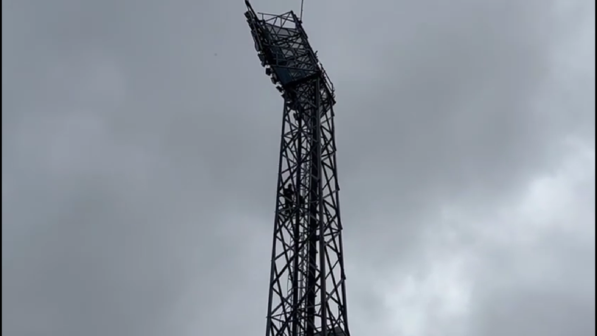 Un bărbat s-a urcat pe stâlpul de iluminat al arenei celor de la Ceahlăul