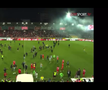 Haos la derby-ul din Germania » Ultrașii i-au atacat pe fotbaliști, poliția a intervenit și a urmat o bătaie generală