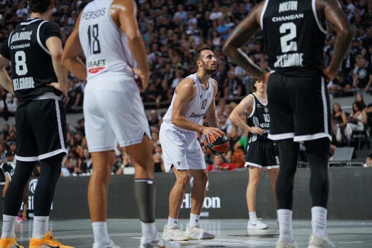 Fanii lui Partizan Belgrad nu se dezmint: torțe și atmosferă incredibilă în timpul unui meci disputat în aer liber, pe Stadionul Tasmajdan