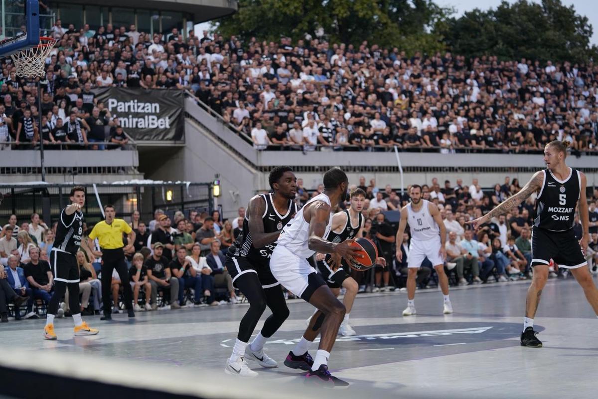 Fanii lui Partizan Belgrad nu se dezmint: torțe și atmosferă incredibilă în timpul unui meci disputat în aer liber, pe Stadionul Tasmajdan
