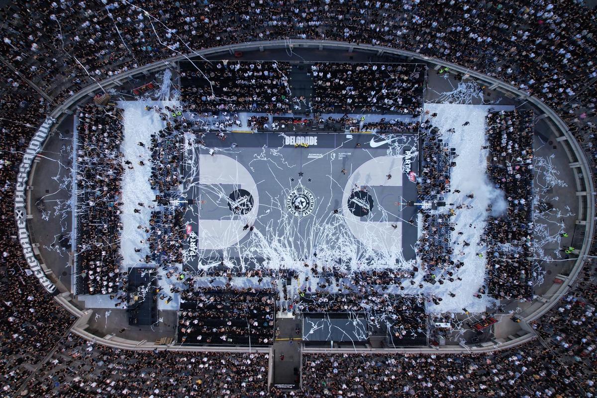 Fanii lui Partizan Belgrad nu se dezmint: torțe și atmosferă incredibilă în timpul unui meci disputat în aer liber, pe Stadionul Tasmajdan