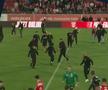 Haos la derby-ul din Germania » Ultrașii i-au atacat pe fotbaliști, poliția a intervenit și a urmat o bătaie generală