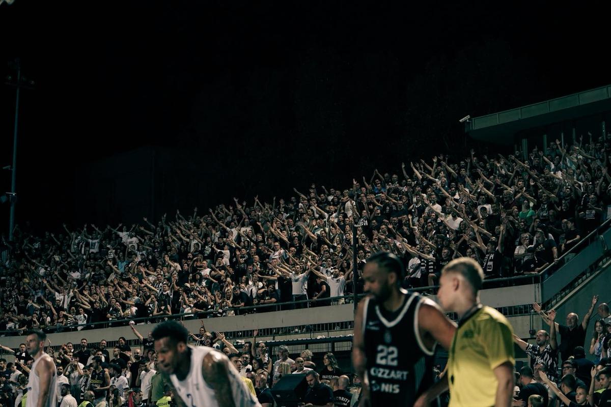 Fanii lui Partizan Belgrad nu se dezmint: torțe și atmosferă incredibilă în timpul unui meci disputat în aer liber, pe Stadionul Tasmajdan
