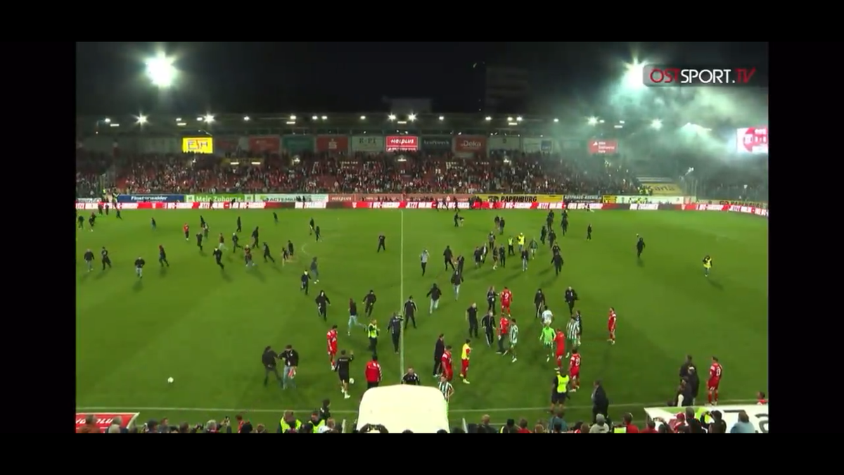 Haos la derby-ul din Germania » Ultrașii i-au atacat pe fotbaliști, poliția a intervenit și a urmat o bătaie generală