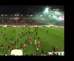 Haos la derby-ul din Germania » Ultrașii i-au atacat pe fotbaliști, poliția a intervenit și a urmat o bătaie generală