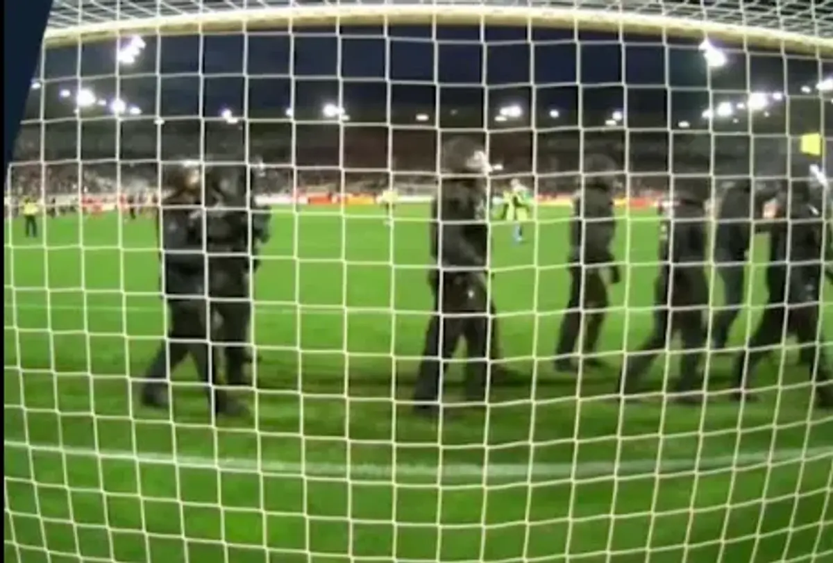 Haos la derby-ul din Germania » Ultrașii i-au atacat pe fotbaliști, poliția a intervenit și a urmat o bătaie generală