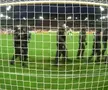 Haos la derby-ul din Germania » Ultrașii i-au atacat pe fotbaliști, poliția a intervenit și a urmat o bătaie generală