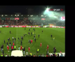 Haos la derby-ul din Germania » Ultrașii i-au atacat pe fotbaliști, poliția a intervenit și a urmat o bătaie generală