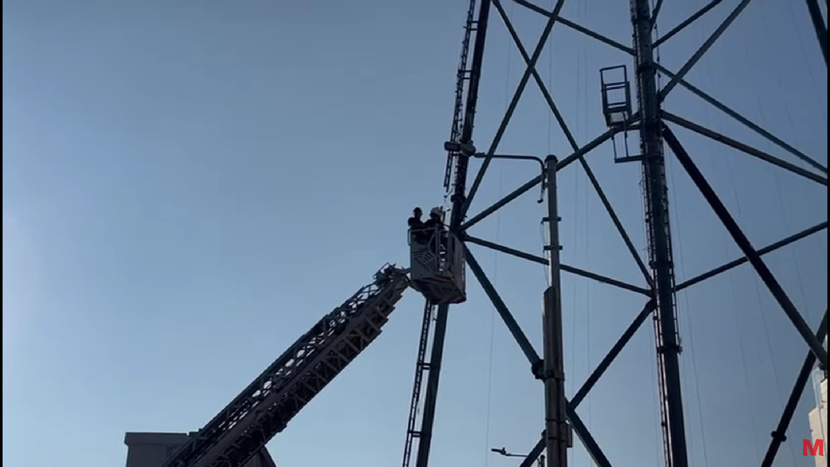 Un bărbat s-a urcat pe stâlpul de iluminat al arenei celor de la Ceahlăul