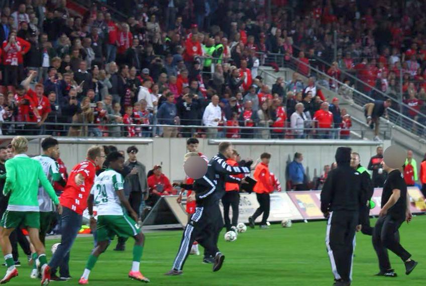 Scene extrem de violente în Germania, la derby-ul Hallescher - Chemie Leipzig, scor 0-0, din Liga a 4-a. Ultrașii gazdelor au intrat în teren pentru a-i ataca pe jucătorii gazdelor.