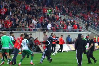 Haos la derby-ul din Germania » Ultrașii i-au atacat pe fotbaliști, poliția a intervenit și a urmat o bătaie generală