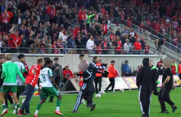 Haos la derby-ul din Germania » Ultrașii i-au atacat pe fotbaliști, poliția a intervenit și a urmat o bătaie generală