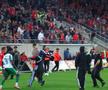 Scene extrem de violente în Germania, la derby-ul Hallescher - Chemie Leipzig, scor 0-0, din Liga a 4-a. Ultrașii gazdelor au intrat în teren pentru a-i ataca pe jucătorii gazdelor.