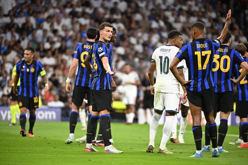 Benjamin Pavard (stânga) și Andy Diouf, în duelul cu Kylian Mbappe (Real) de pe „Bernabeu” / Foto: Imago
