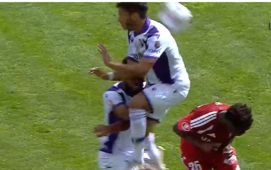 Momentul accidentării lui Gabriel Charpentier // foto: captură Digi Sport Vești de la spital după accidentarea dură din FC Argeș - Botoșani: care e starea fotbalistului luat de la stadion cu ambulanța