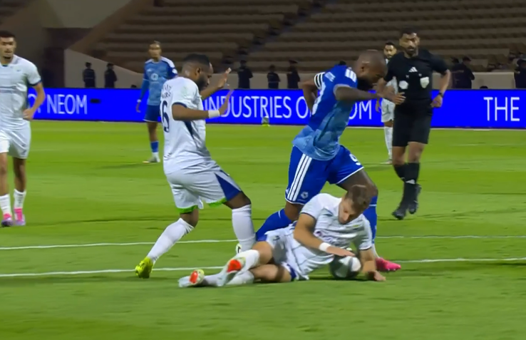 Mihai Lixandru a comis un penalty în duelul cu echipa lui Alexandre Lacazette // foto: captură X @thmanyahsports