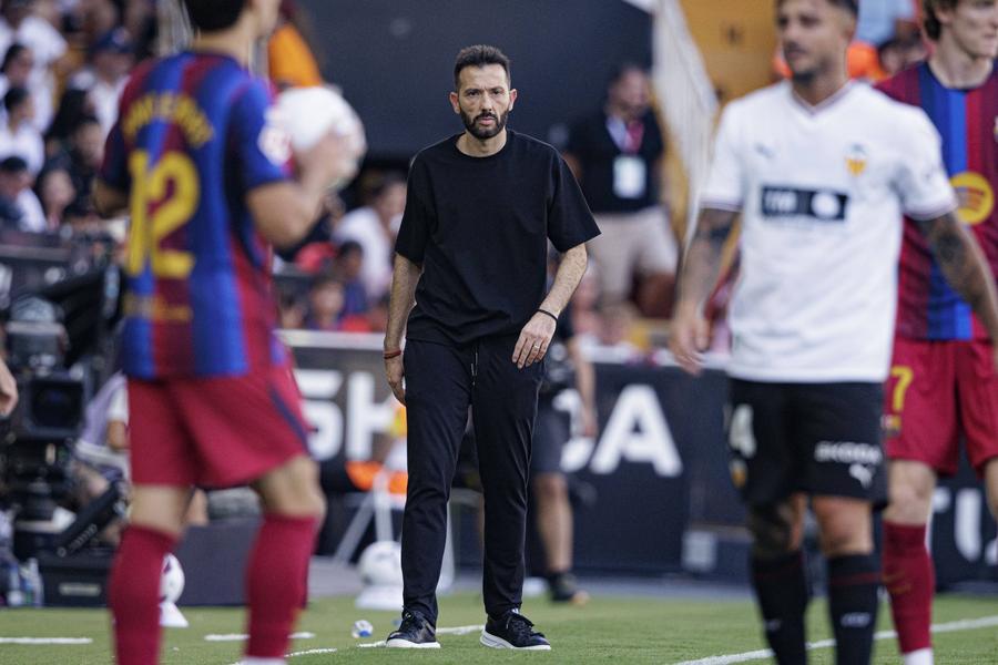 Carlos Corberan, antrenorul Valenciei, a fost demis // foto: imago images Decizie drastică: fără victorie după primele 5 etape din La Liga, antrenorul a fost demis