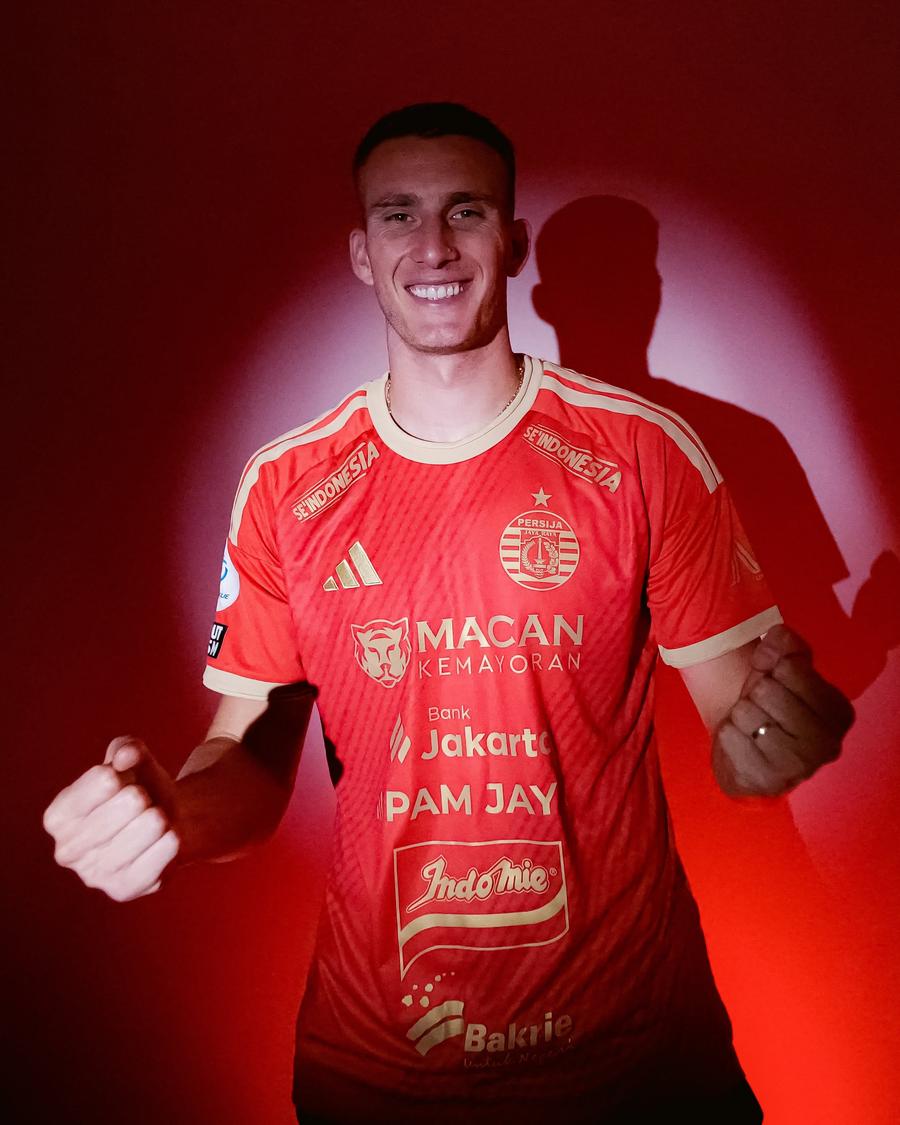 Andrei Mamut, prezentat în Indonezia la Persija Jakarta // foto: facebook @Persija Fostul atacant de la FCSB și Universitatea Craiova, prezentat într-un campionat exotic » A marcat la debut