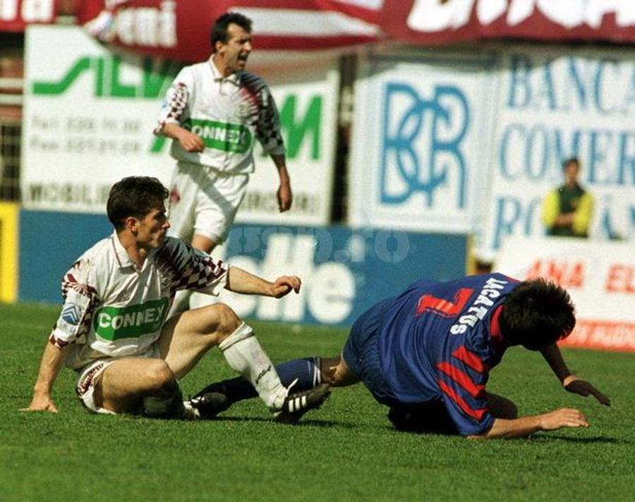 Ștefan Nanu, într-un duel aspru cu Marius Lăcătuș. Imagine dintr-un derby Rapid - Steaua, la finele anilor 90. Foto: arhiva GSP Radiografie abruptă a legendei din Giulești: „Rapidul nu are lot de titlu” + Mesaj pentru Pancu: „Te iau jucătorii la înjurături”