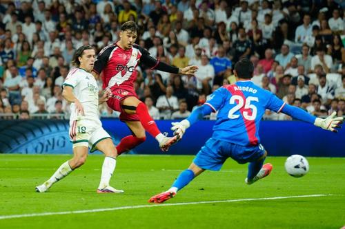 Alvaro Carreras înscrie pentru 2-0, cu toată opoziția lui Andrei Rațiu
